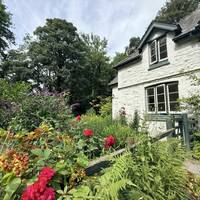 GARDEN IN BLOOM VIEW OF FRONT ELEVATION IMG 8419
