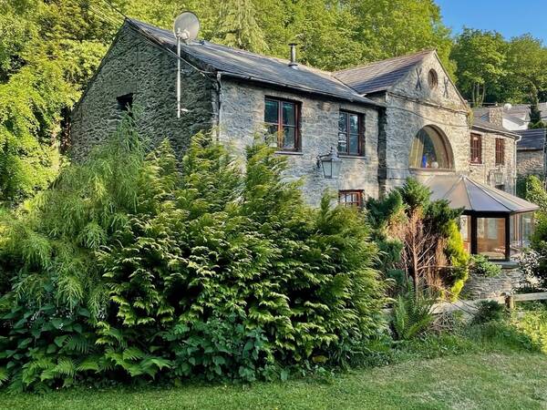 Coach House Pennant external view