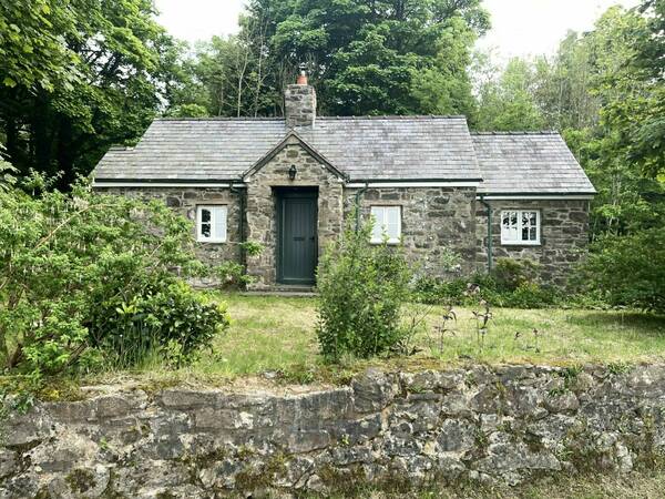 PANT TYWYLL PAINTED MAIN ELEVATION WITH WALL
