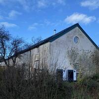 Ty Pen end gable of barn with circular window