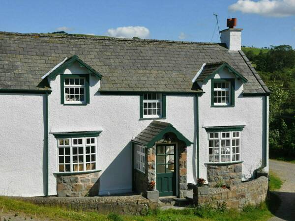 043 Ty y Coed main elevation no car